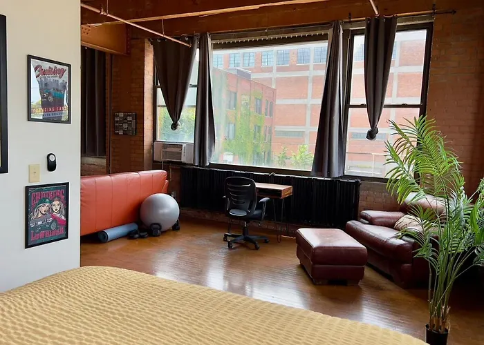 420 Friendly King Suite Downtown Loft Free Parking & Wifi