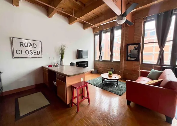 420 Friendly King Suite Downtown Loft Free Parking & Wifi